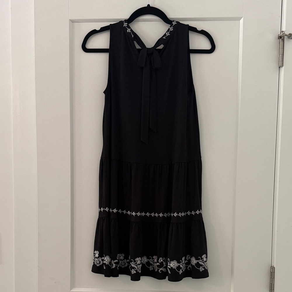 NWT Black Sleeveless Dress with Embroidered Details - Picture 4 of 4